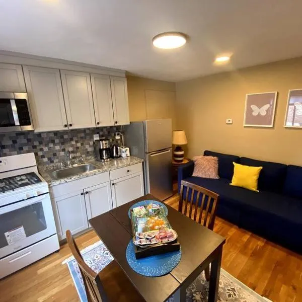 Cozy Boston Getaway Apartment! Free Parking, hotel di Boston