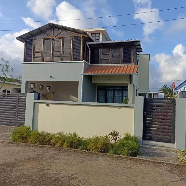 Peaceful house and environment, hotel u gradu 'Le Morne'