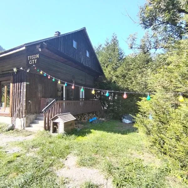 Châlet 8 personnes + grand terrain et rivière, hotel em La Clusaz