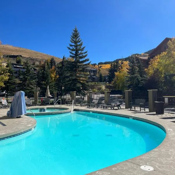 Ski In-Out with King Bed, Outdoor Hot Tub, Pool & Kitchen - No Resort Fee, hôtel à Crested Butte