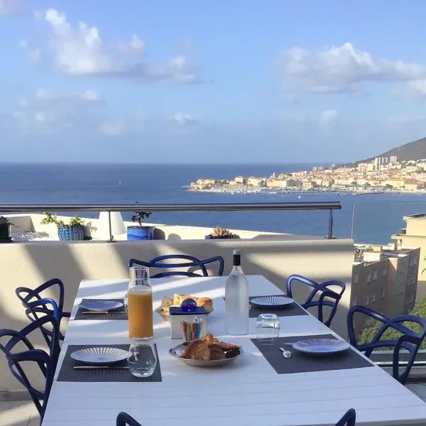 Suite avec 2 chambres d'hôtes pour 1 à 4 personnes avec terrasse, vue mer, parking privé, proche port et aéroport, hotel ad Ajaccio