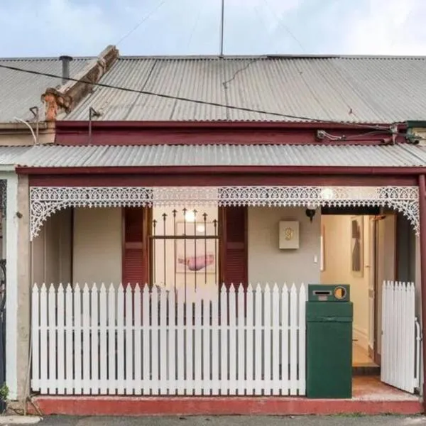 A Beautiful Terrace House with Parking & Courtyard, hótel í Melbourne