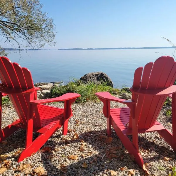 Unique waterfront house with private beach, hotel en Kingston