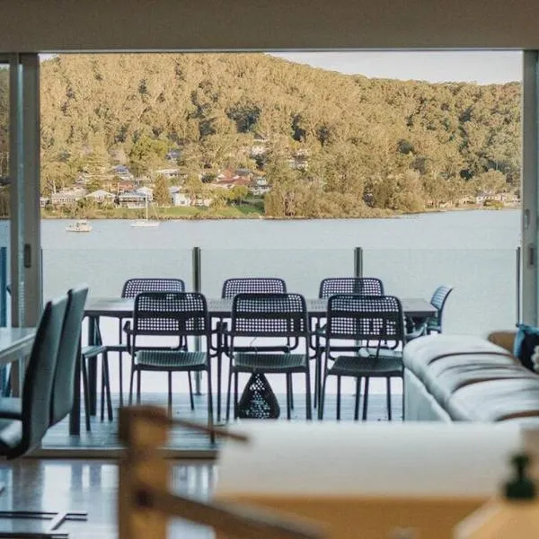 11 East Gosford Luxury Waterfront House with Private Wharf, hotel Avoca Beachben