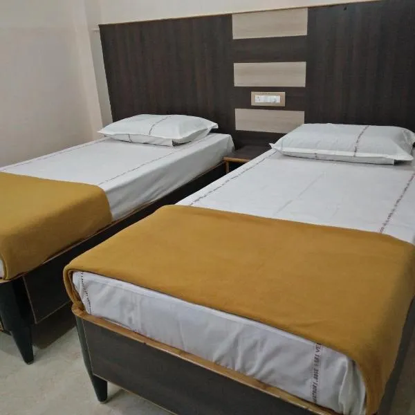 LODGE SRI VENKATADRI, hotel in Narsīpatnam