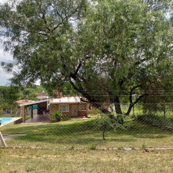 Casa 2 dormitorios, con pileta, Cosquin – hotel w mieście Molinari