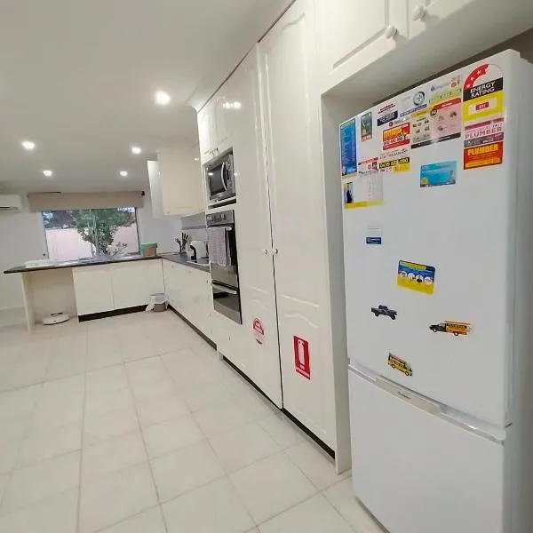 4 Bedroom, 3 bath room home in Kingswood NSW, free WIFI Internet, free parking、ペンリスのホテル