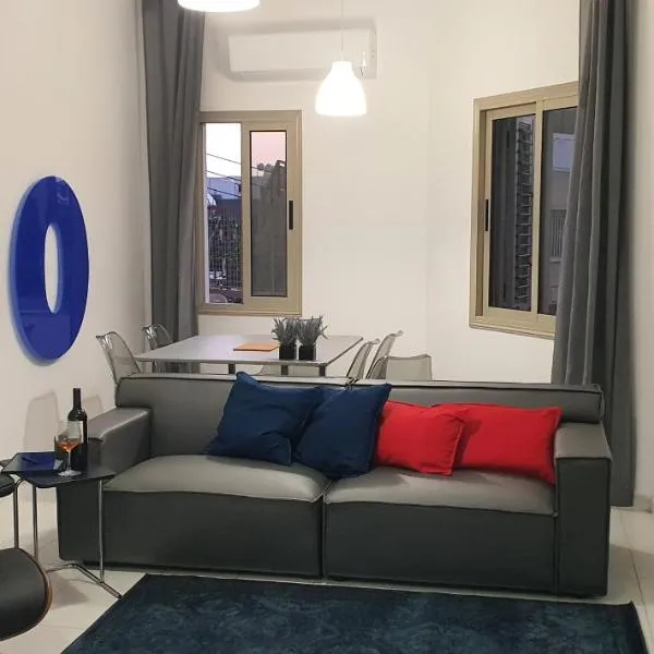 BLUE LUXURY APARTMENT (BREAKBOOKING CY-SERVICES LTD), hotel di Limassol