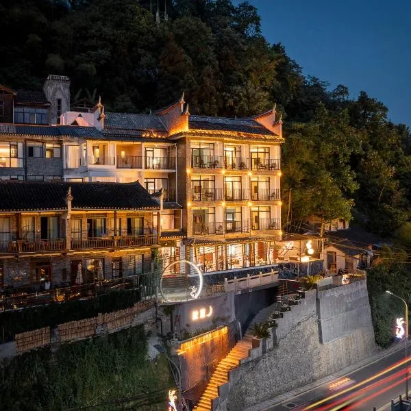 Phoenix Best River View B&B, ξενοδοχείο σε Fenghuang