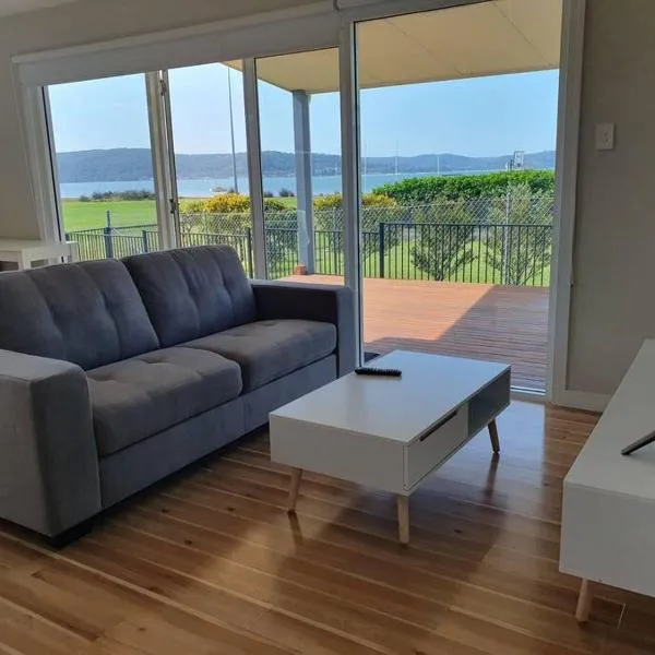 Serene Waterfront GuestHouse- Views & Vibes, hotel a Gosford