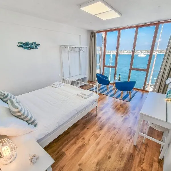 Umag center seafront seaview old town apartment 1, hotelli kohteessa Umag