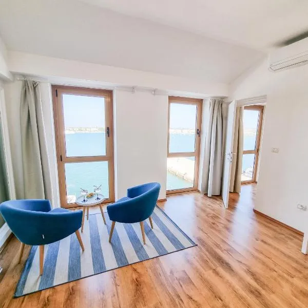 Umag apartment center seafront seaview old town 2, hotelli kohteessa Umag