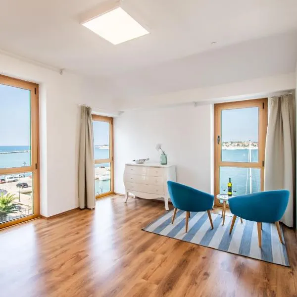 Umag seafront seaview center apartments old town 1,2,3,4 by Rentistra, hotelli kohteessa Umag