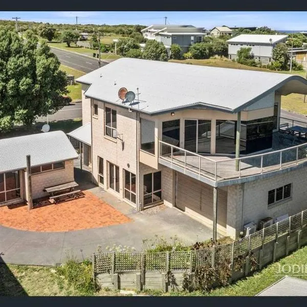 Freestanding house with ocean view, hotel di Port Campbell