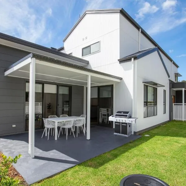 Shiloh Shores - Pet Friendly with Fire Pit - 5 Mins to Beach, hotel in Nowra