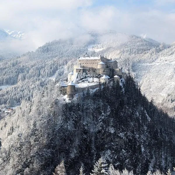 Haus Biechl mit Blick auf die Burg Hohenwerfen, khách sạn ở Werfenweng