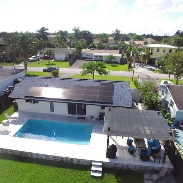 Modern pool home on the lake near Hardrock FLL airport, hôtel à Davie