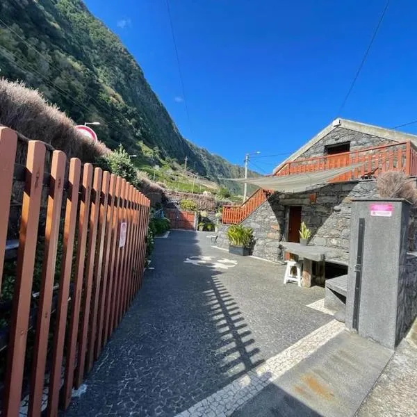 Cozy chalet with ocean view, hotel i São Vicente