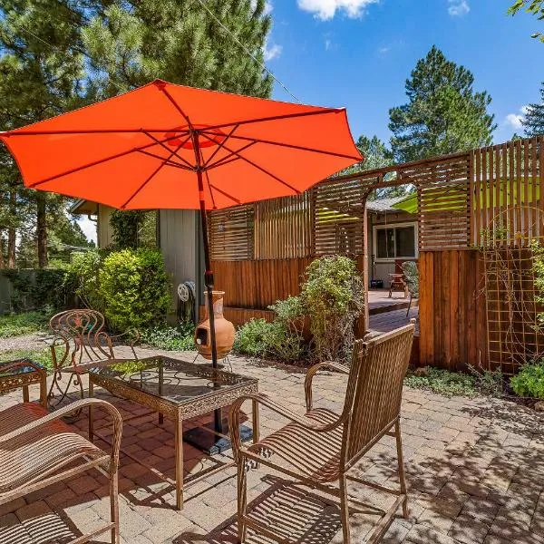 Captivating Continental Country Club Retreat with 4 BDR and Spacious deck!, hotel in Flagstaff