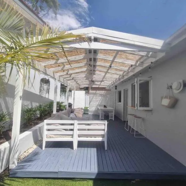 3-bed recently-renovated coastal style home - unit 1, hotel i Shoal Bay