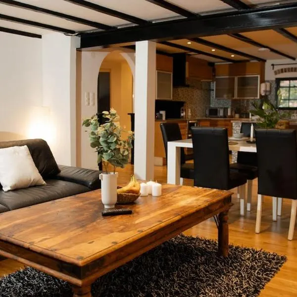 Historical Malt Factory Apartment, 6 Bedrooms, sleeps 12 , Hot Tub – hotel w mieście Helsingborg