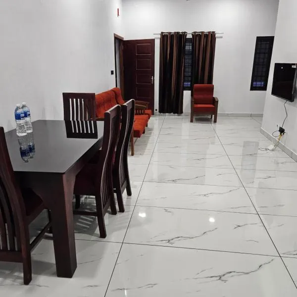 MATHER RAJAGIRI FURNISHED APARTMENTS, מלון בקקאנד