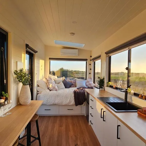 Coastal Sunset Tiny Home - Port Fairy Tiny Homes, hotel u gradu Varnambul