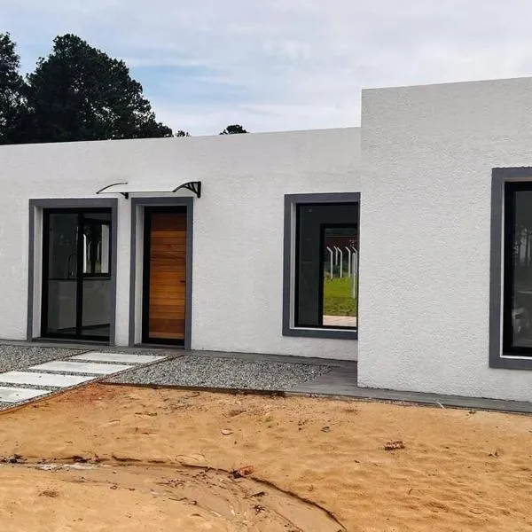 CASA moderna en la floresta a 5 minutos de Punta Ballena, hotel din Punta del Este