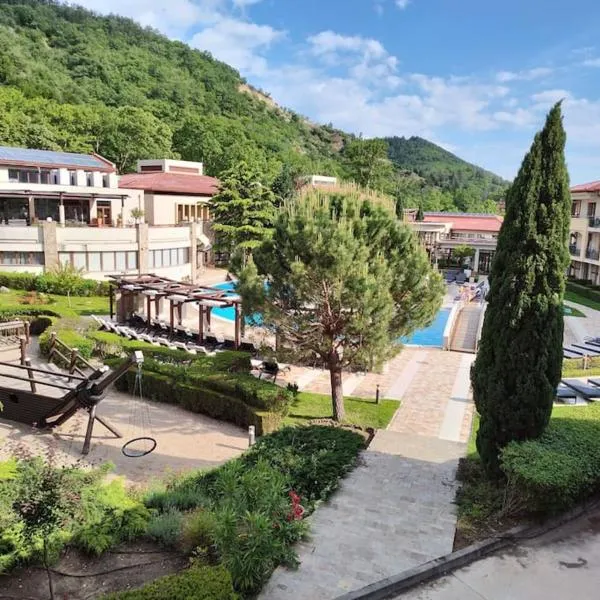 Modern 2BDRM in 5* Resort & pool, hotel em Sandanski