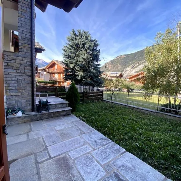 Incantevole Appartamento con Giardino - Garage Privato e Free Wifi, hotel in Pragelato