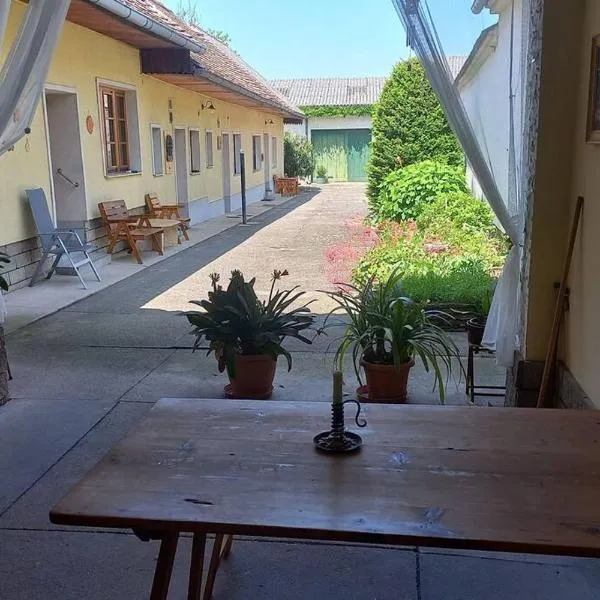 Bauernhaus mit großem Innenhof und Garten, готель у місті Лаа-ан-дер-Тайя