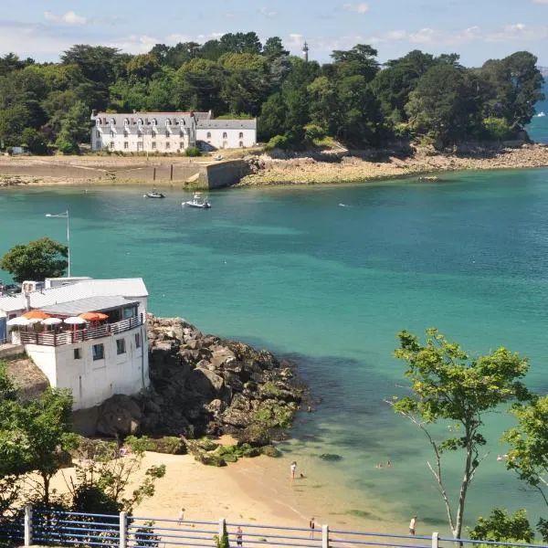 Appartement face Mer - 50m plage, hotel en Douarnenez