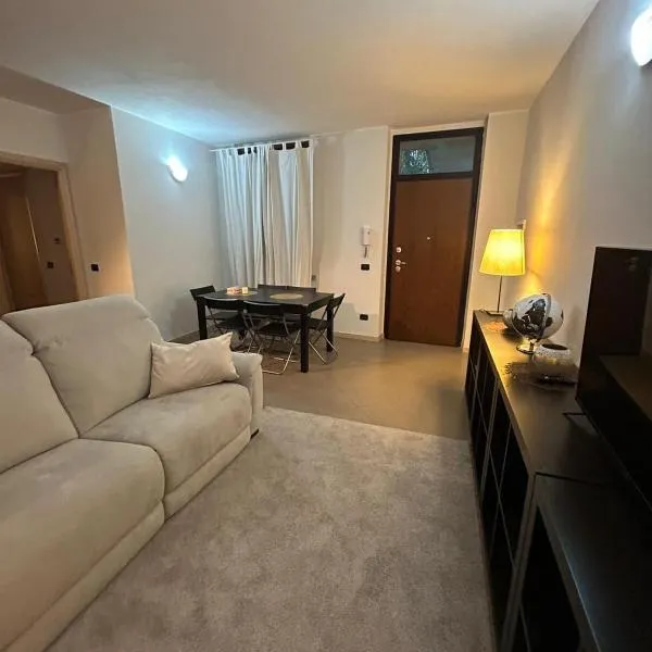 modern apartment Legnano, hotel en Legnano