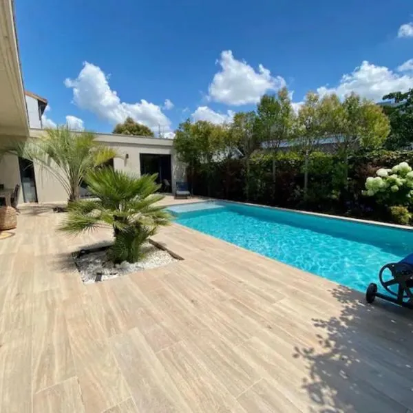 Maison d architecte Bruges/piscine chauffée/Tram D, hotel din Bruges