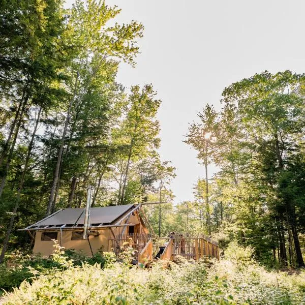 Huttopia Lake George - Adirondacks，位于Lake Luzerne的酒店