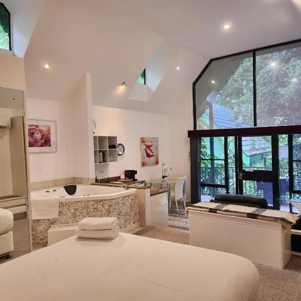 Gallery Walk Chalets - Tamborine Mountain，位于Tamborine Mountain的酒店