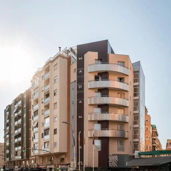 Hotel Madanis, hotel em L'Hospitalet de Llobregat