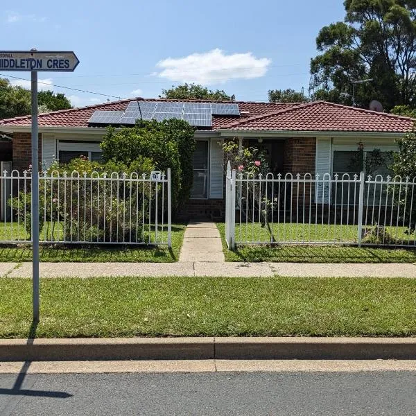 #BIDWILL GARDENS ON MIDDLETON# Private Room King Size Bed OR Open Lounge Room Floor Mattress SHARED Bathroom FREE Kitchen Essentials Fast NBN WIFI HDTV KAYO Sports Youtube FREE Laundry Facilities Transportation and Meal Services Available On Request, hotel Sydney