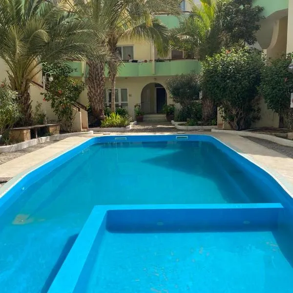 Apartamento T3 encantador com piscina wifi e perto de praia, hotel en Santa Maria