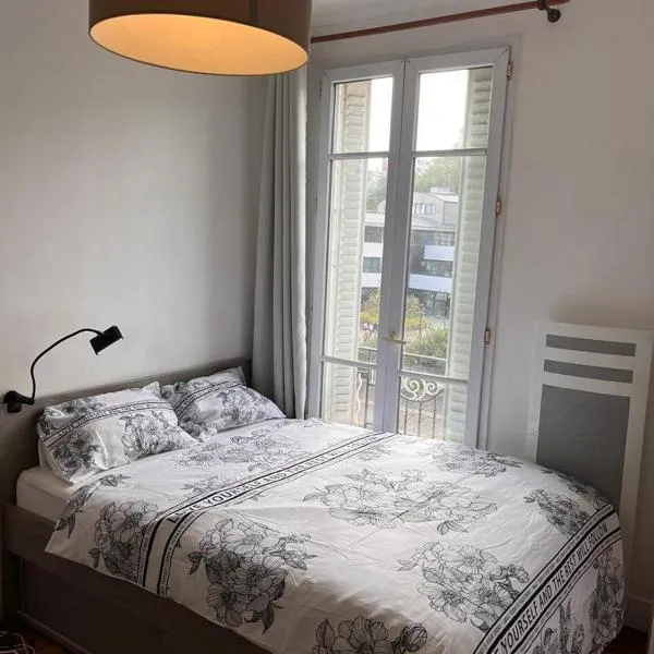 chambre d'hote, ξενοδοχείο στο Issy-les-Moulineaux