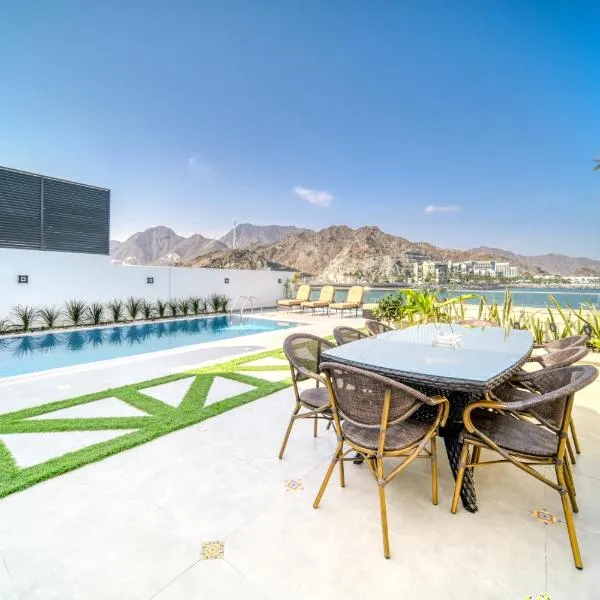 Grand 4BR Villa with Chilled-Heated Pool, Al Dana Island Fujairah by Deluxe Holiday Homes, hotel v destinaci Fudžajra