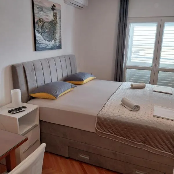 Apartments Rose Loboja, готель Makarska