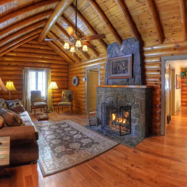 Historic Log Cabin #14 at Horse Creek Resort, hotel v mestu Rapid City