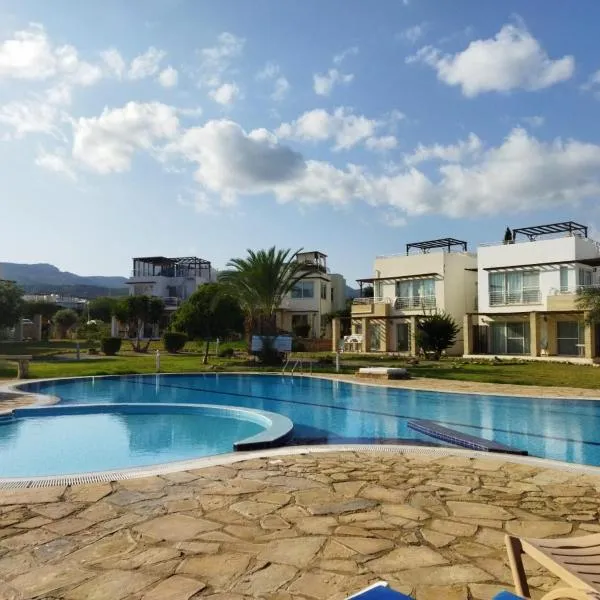 Girne -Esentepe Turtle Bay Village Garden 3 Bedroom Sea Apertment, hotel v mestu Kyrenia