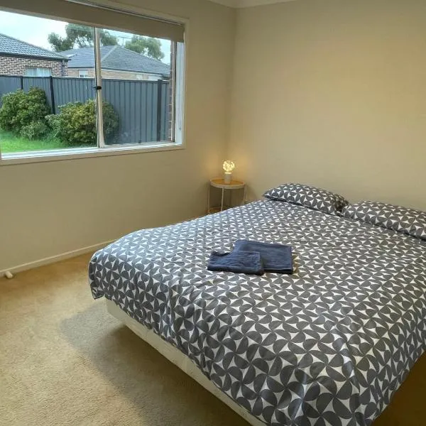 Garden View - Newly furnished Queen bedroom, hotel di Point Cook