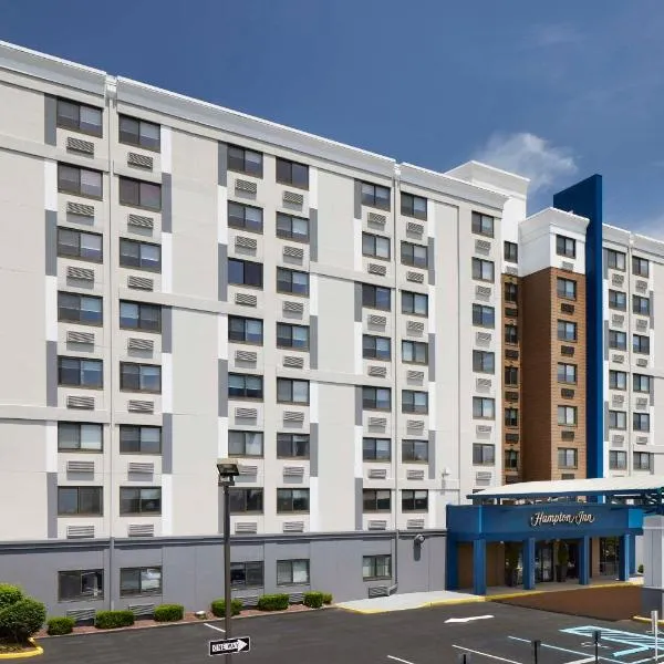 Hampton Inn Newark Airport، فندق في نيوآرك