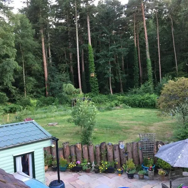 Secluded Woodland Hideaway - 2 Bed with Private Parking, hôtel à Emsworth