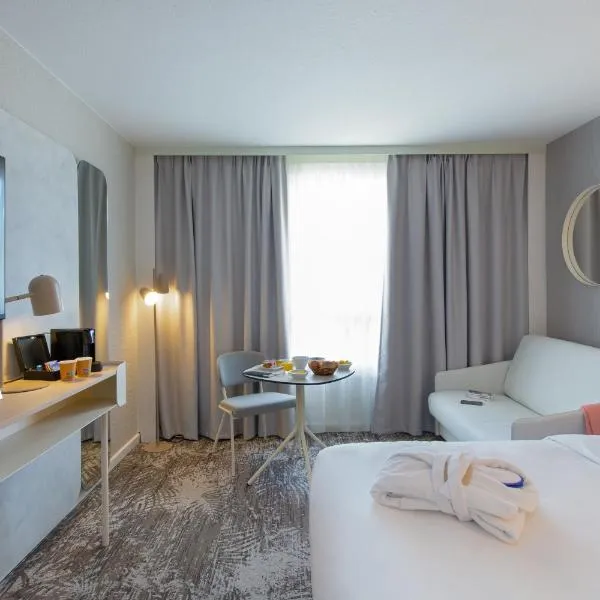 Novotel Aix-en-Provence Pont de L'Arc، فندق في آكس أون بروفانس