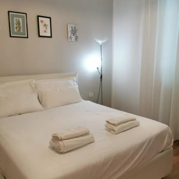 APARTMENT 10 min walk from the centre and Miramare, hotelli Trieste