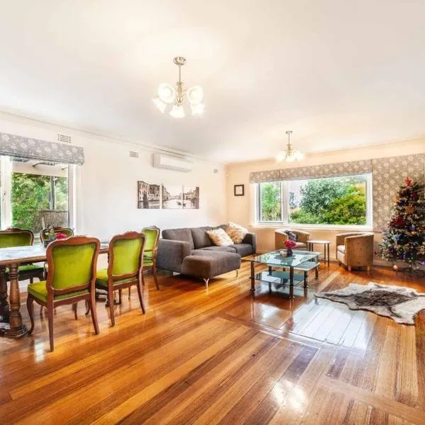 Spacious 3+2BR* house secluded in leafy gardens, Hotel in Glen Waverley